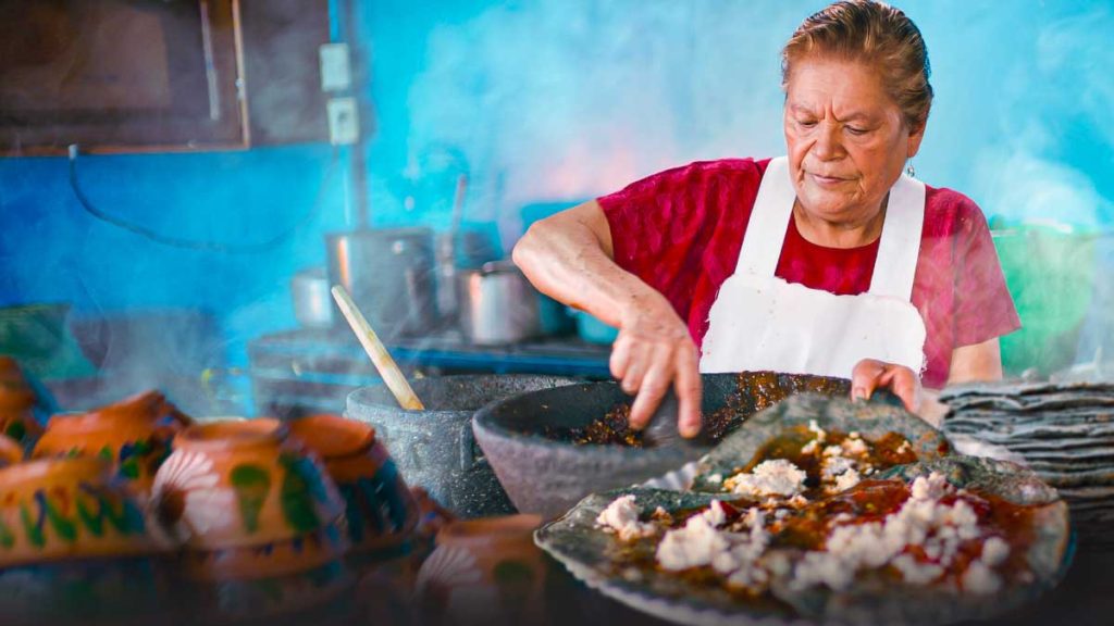 Doña Vale, in a still from 'Street Food: Latinoamérica, es estreno junto a 'El Stand de los Besos 2' en Netflix