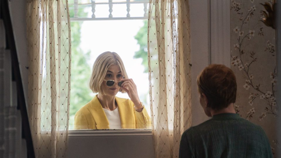 Descuida Yo Te Cuido Netflix: Rosamund Pike como "Martha" y Dianne Wiest como "Jennifer". Foto Cr. Seacia Pavao / Netflix.