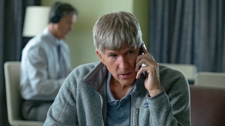 Matthew Modine como William 'Rick' Singer en Operación Varsity Blues: Fraude Universitario en EE UU. Foto Netflix.