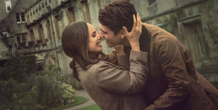 Sofía Carson en una escena romántica de la película Mi Año en Oxford, disponible en Netflix
